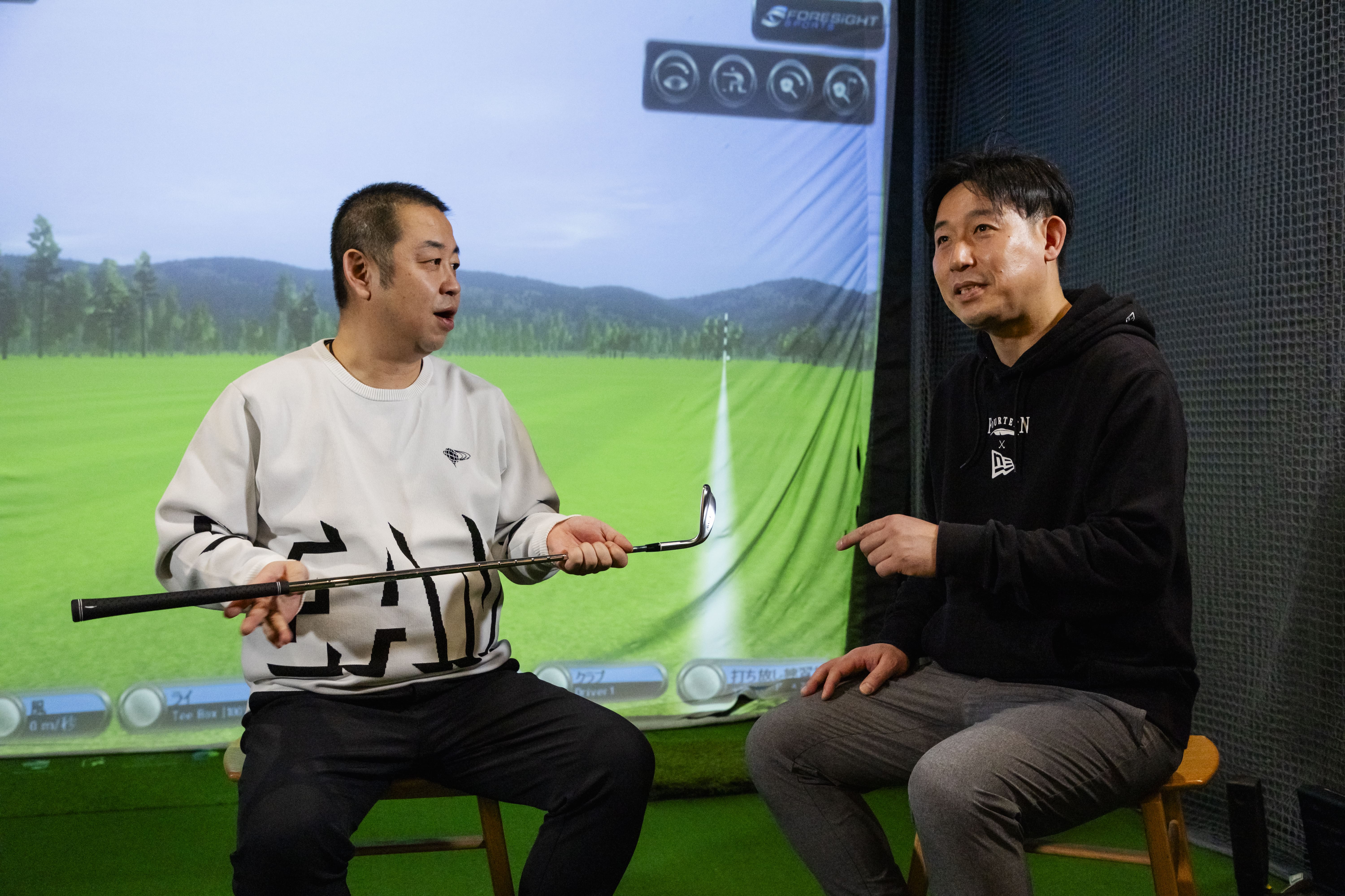 「FA-W」を監修したゴルフ5の小口貴彦さん（左）と開発部開発課・戸丸。