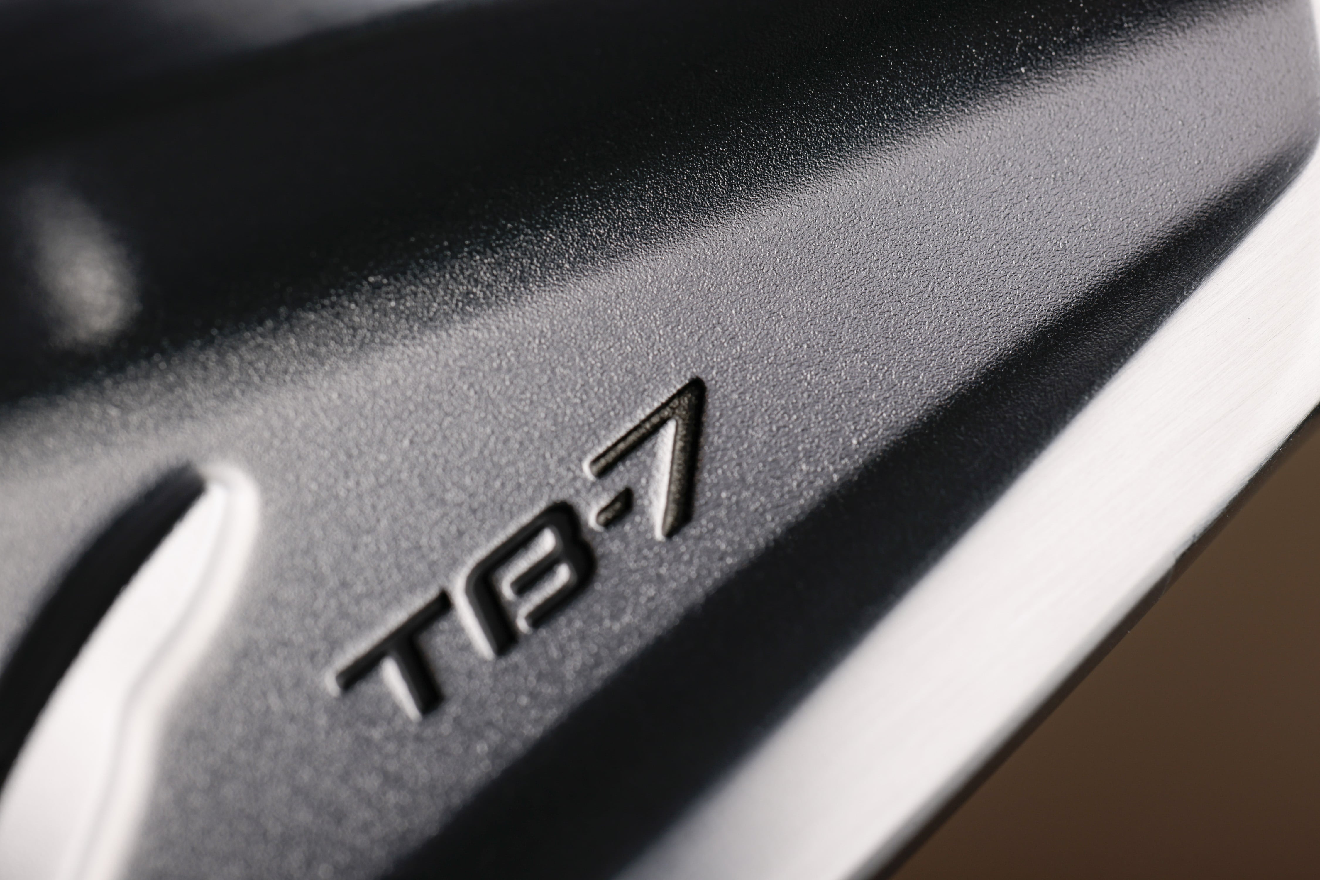 「TB-7 FORGED」のバックフェース面は精密鍛造が施され、その表面は傷に強く美しさを持続します。