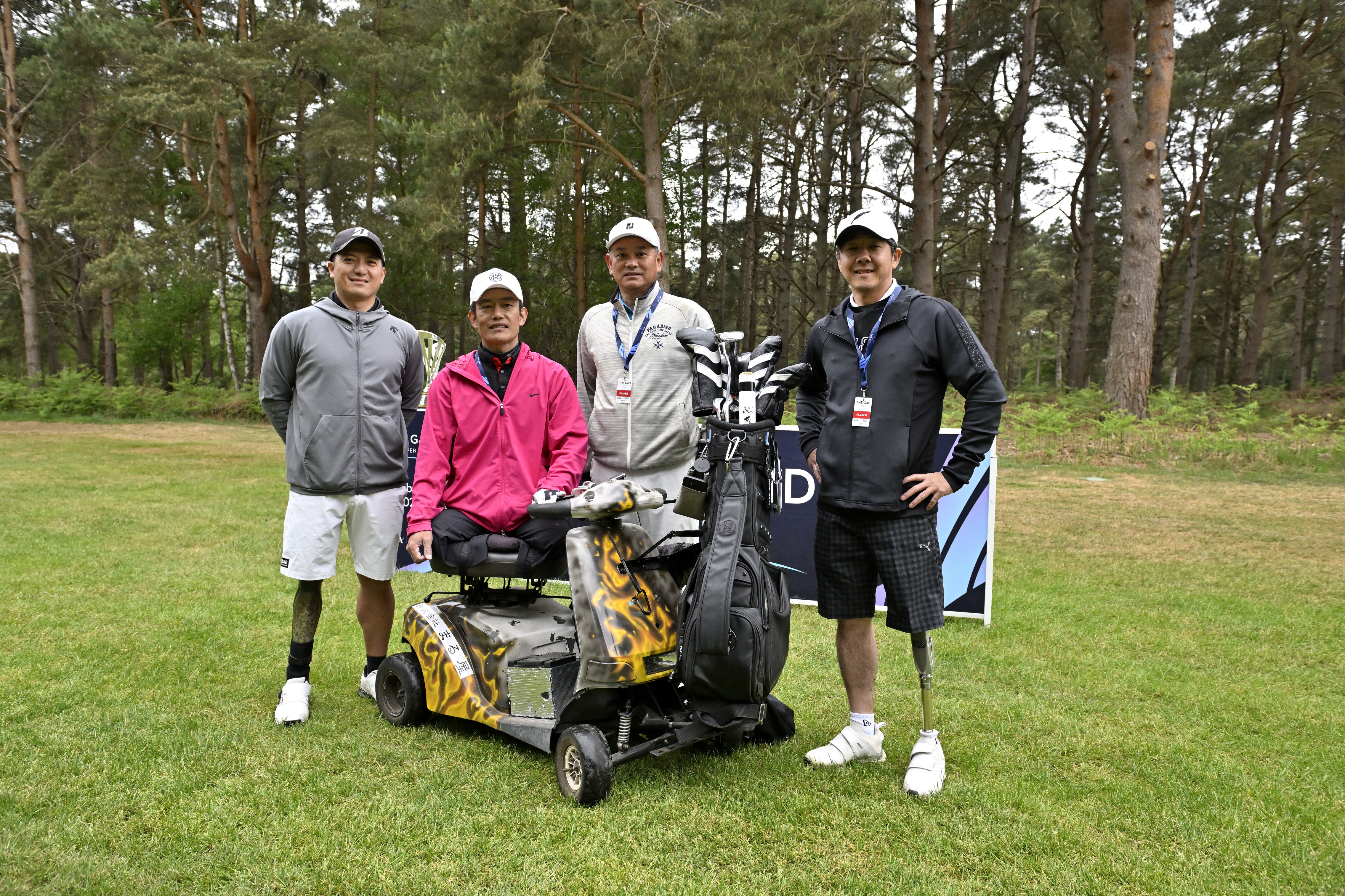 日本のサムライたち。左から吉田隼人、大村実法、小山田雅人、秋山卓哉。小山田さんと吉田さんはJPGAのティーチングプロ資格を持つ。大村さんは車椅子プレーヤーとして日本人初参戦。“手作りカート”も唯一無二です