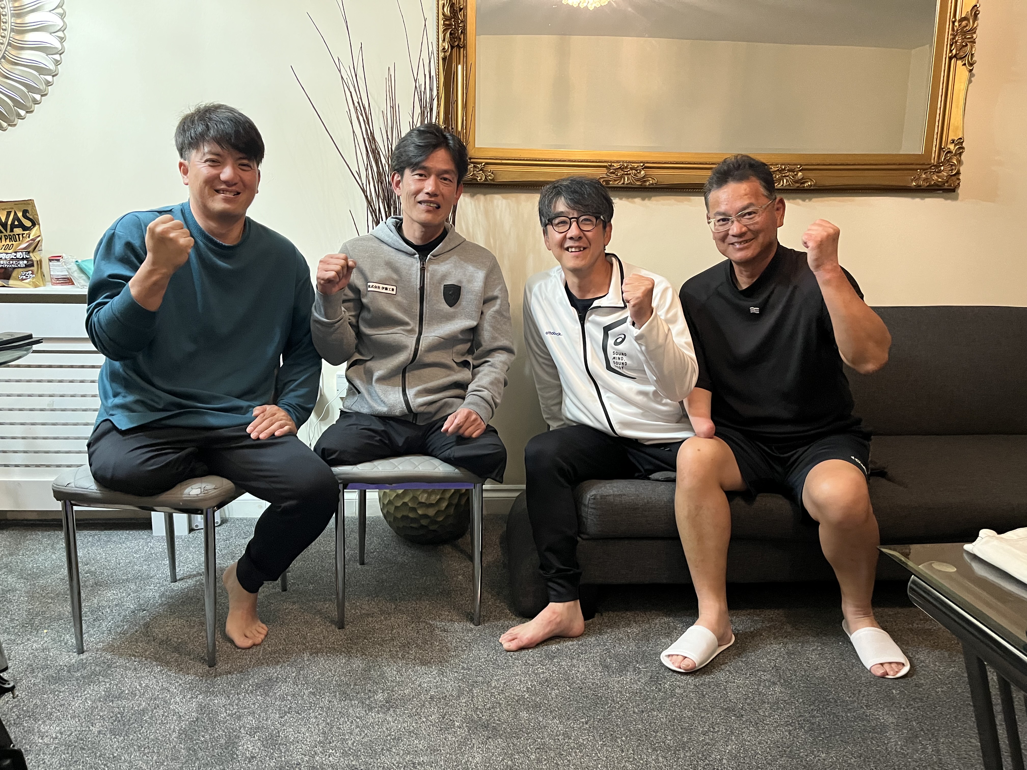 今回も4名の日本人選手が出場。同じ宿泊先で、まるで合宿のような生活。お風呂上りにリラックスしてストレッチする秋山さん。「昨年に比べてケアもしっかりしたい。朝、起きてからのストレッチにも時間をかけています」