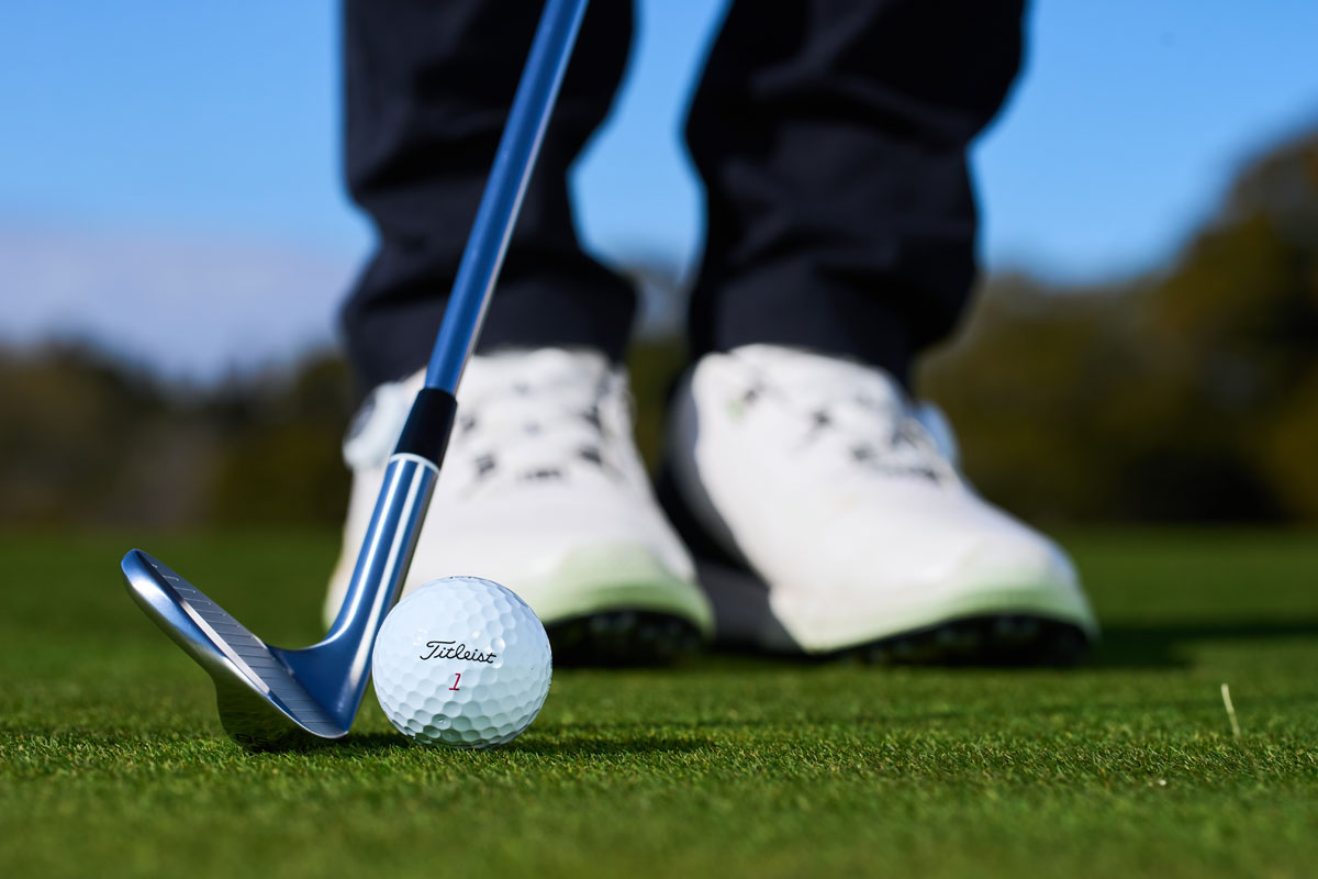 「FA-W」は20度という大きなバウンス角を備えながら、リーディングエッジが浮きすぎない独自ソール設計で、ゴルファーが感じるネガティブな要素をクリアしている。