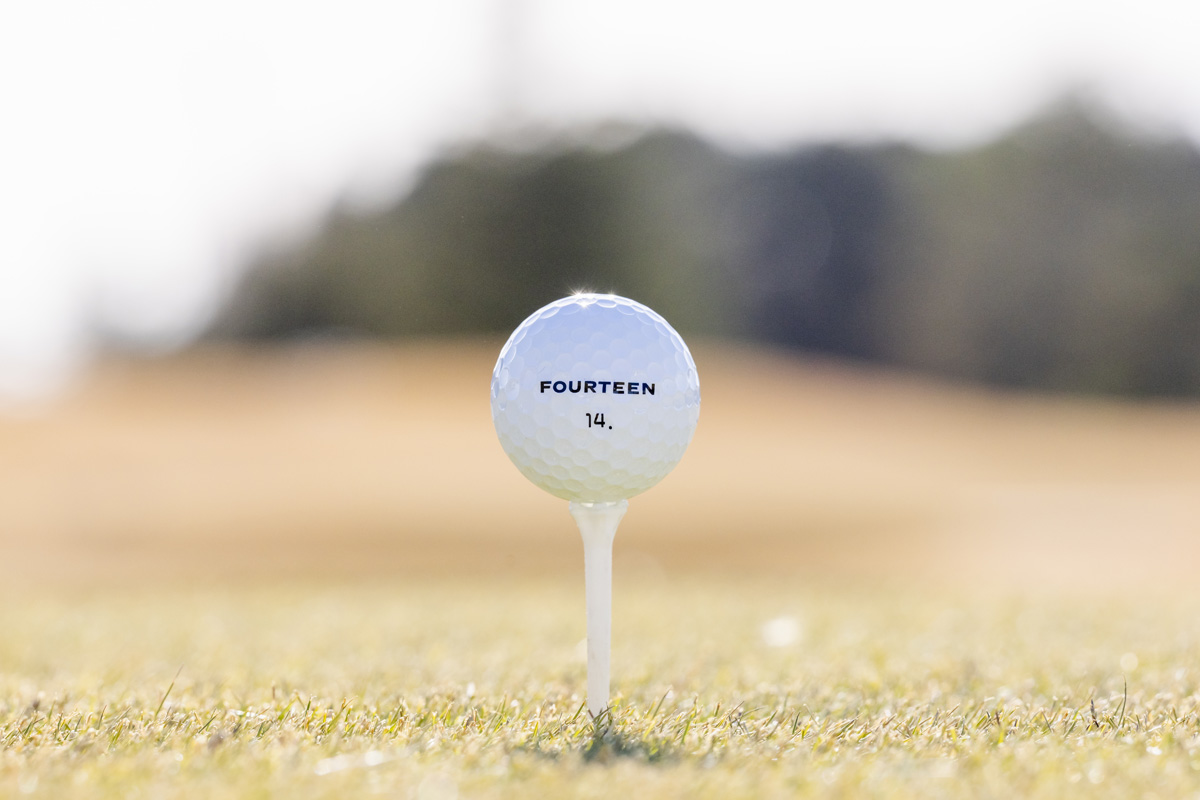 限定のオリジナルゴルフボールは、ウレタンカバー採用の飛んで止まるツアーボール。R&Aは未登録モデルだけに公式的な試合では使用できません。