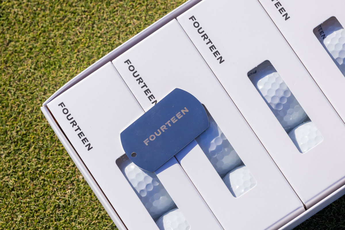 キャディバッグやオフコースでのバッグなどに装着できる金属製のフォーティーン・オリジナルタグ。