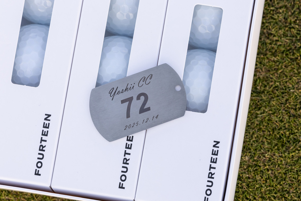 その裏に達成スコア・達成コース・達成日がレーザーミーリングされて進呈。