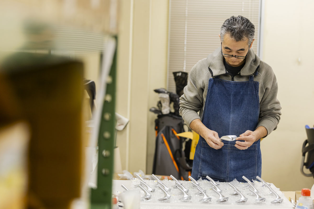 フォーティーンは単一素材によるピュアな鍛造モデルでありながら、狙った機能を実現できることが強み。だからこそ細部の曲線美や表面の傷などの検品作業にも妥協を許さない。一つひとつのヘッドと向き合う「全数検査」を貫き、来る出荷に向けて、検査部は全力で戦っている。