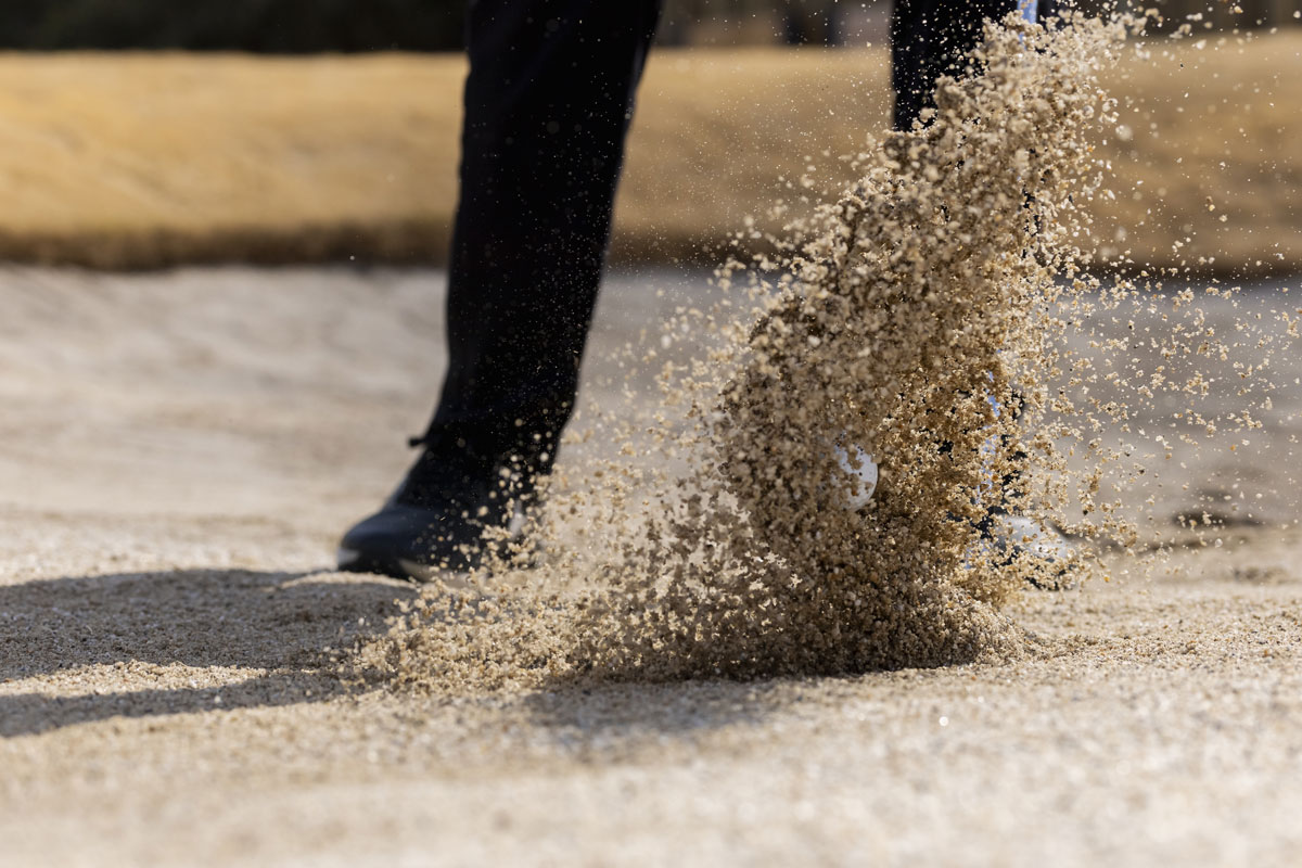 通常のサンドウェッジ、フェースを開かなければバウンス効果が活かせないため、砂の抵抗を受けてヘッドが減速しがち。バンカーを脱出できない原因だ。