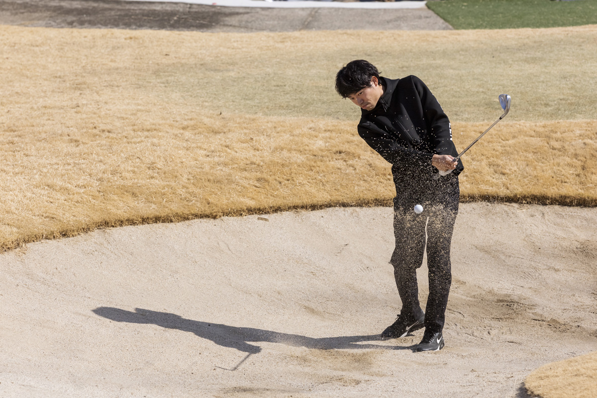 特別なテクニックを必要とせず、ソール機能を活かせるため、バンカーショットが簡単。スクエアに構えて砂の手前をダフっていくだけ。