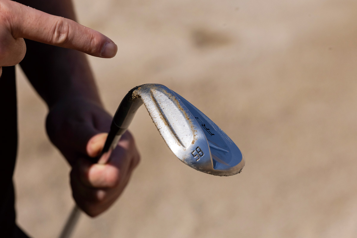 一つのソールで、二つの効果を出せるキャニオンソール。バンカーに有利、ということは、通常の芝面でも同様な効果を生み、ウェッジのシビアなボールコンタクトが簡単になる。