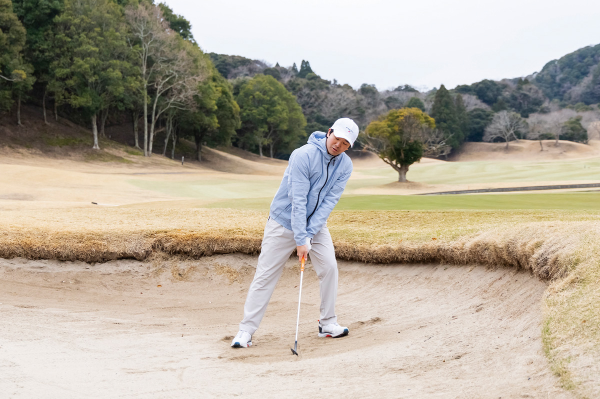 ヘッド軌道、最下点を安定させるため、スイング支点を左右にずらしてはいけない。必要以上に上げよう、打ち込もうという意識を持たないように。