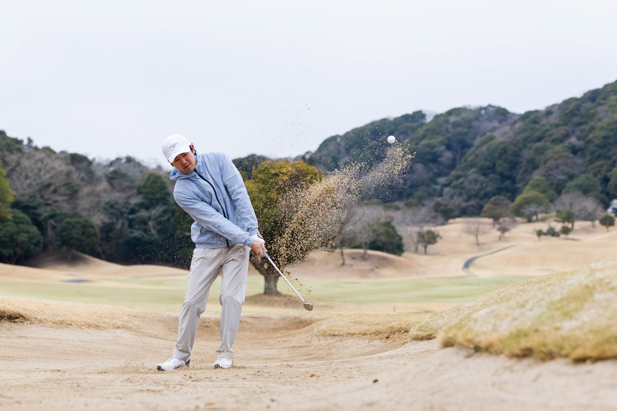 セットアップは通常のショットと同じ。スタンス、フェースの向きともにスクエアにセットし、ボール手前の砂を打ち抜いていくだけでOK。もともとサンドウェッジはバンカー用にできたスペシャルクラブだが、「FR-3」はまさにその究極機能が搭載されているとイメージするのが正しい。