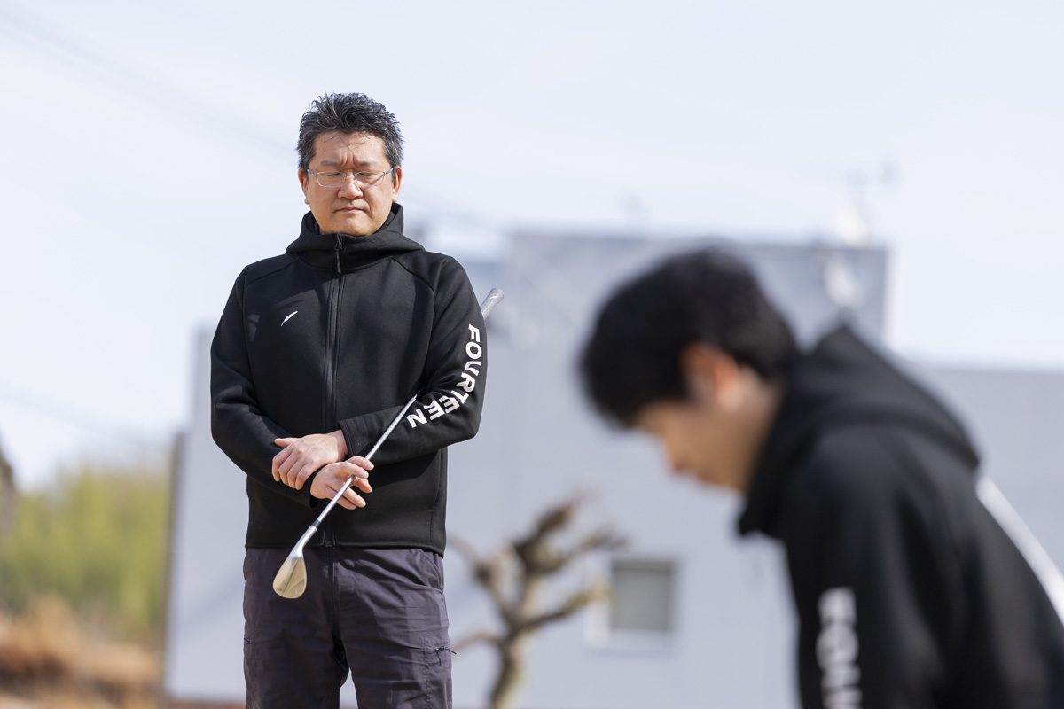 ゴルフというスポーツはシンプルに難しい。とくにアマチュアゴルファーは、ゴルフと向き合う時間が限られています。クラブで解決できるいくつもの難要素は、クラブに委ねることで解決してほしい。何よりスコアアップにも直結してくるからこそ、正しいクラブ選びは大切、そこに技術レベルは関与しません。
「The clubs for the Discerning Golfer.」とは・・・ゴルフを本当に楽しむために最適なクラブ選びを実践されているゴルファー。フォーティーンは、そんな皆さんを私たちのクラブで貢献(応援)し続けたいのです。