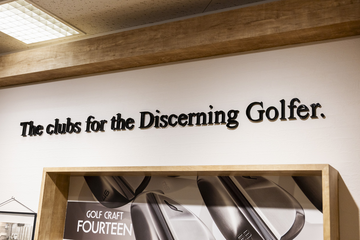 ヘッドオフィスにも掲示されている「The clubs for the Discerning Golfer.」。流行よりも、自分にとって本当に有利になるクラブを優先できるゴルファーは、本当にカッコいい。