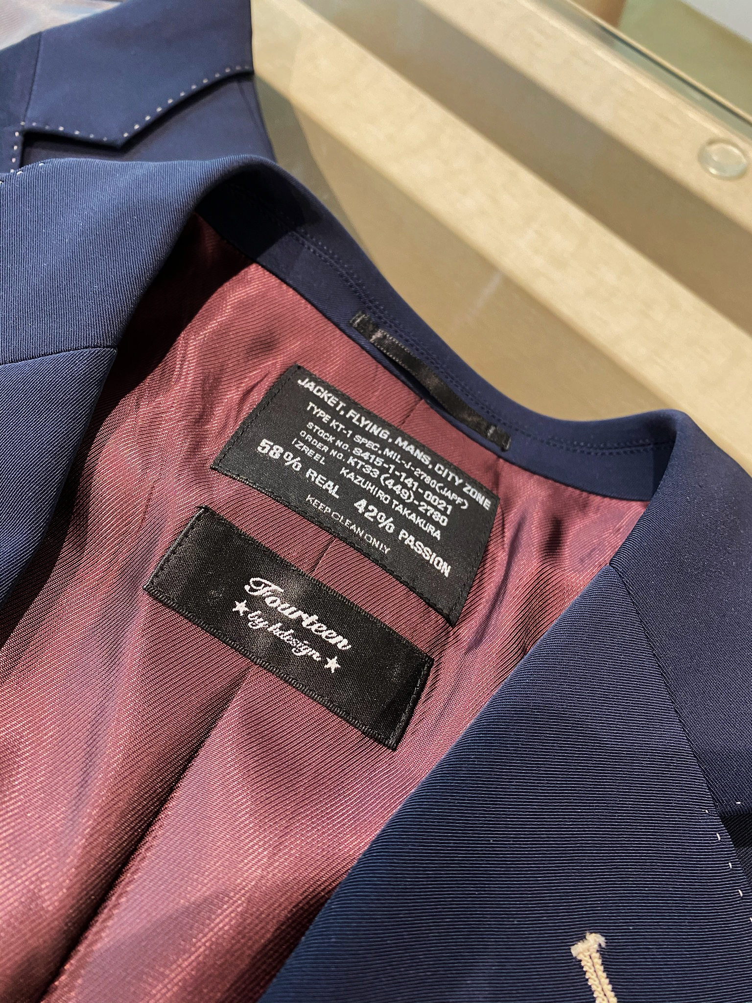 KAZが展開するオーダーメイド衣装ブランドのIZREEL（イズリール）とのコラボレーションブランドとして、ダブルネームタグとなっている。